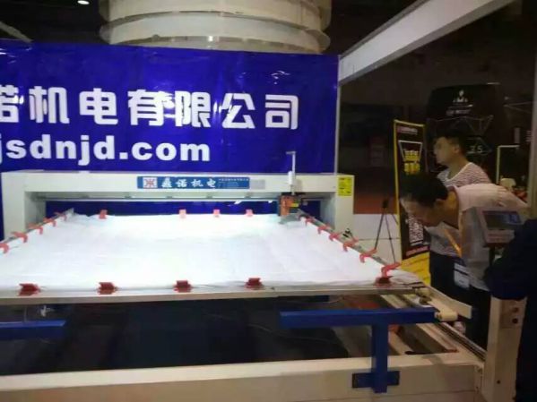 客戶(hù)仔細研究機器