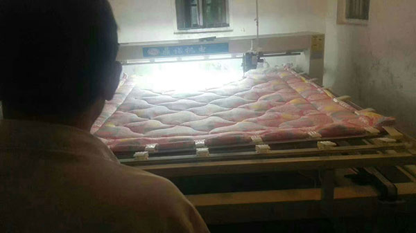 客戶(hù)在調試絎縫機