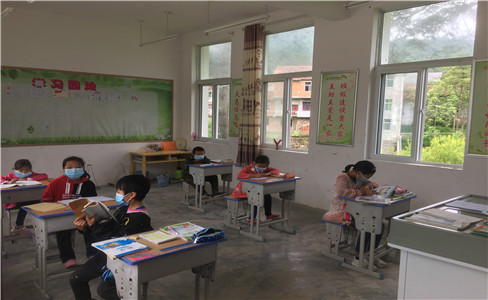 參觀(guān)黎坪小學(xué)教室